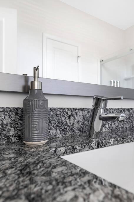 Stylish New Condo In Concord Zewnętrze zdjęcie